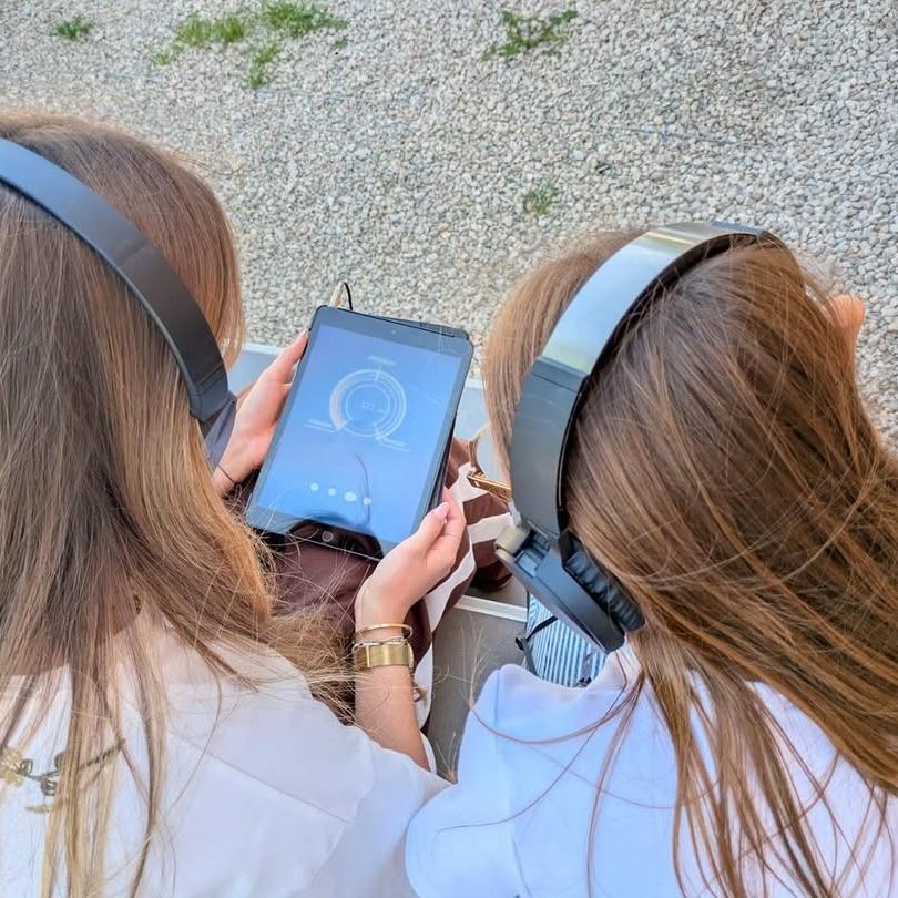 Les élèves de 1eres spécialité arts plastiques ont découvert en classe des oeuvres numériques en réalité augmentée et réalité virtuelle.